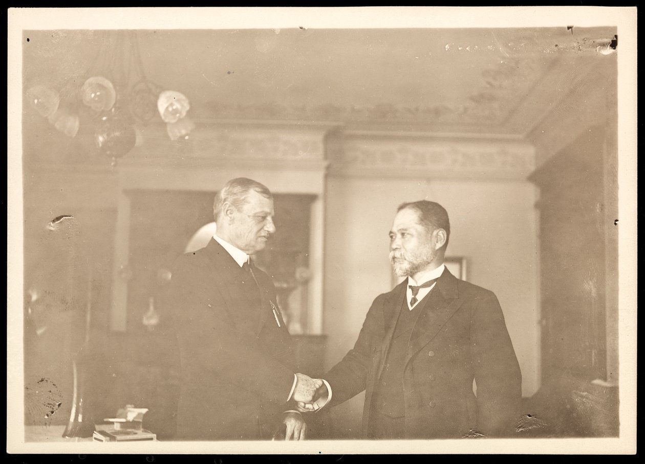 Contra-almirante Robley Dunglison Evans apertando as mãos de outro homem, 1906 (impressão de gelatina de prata) de Byron Company