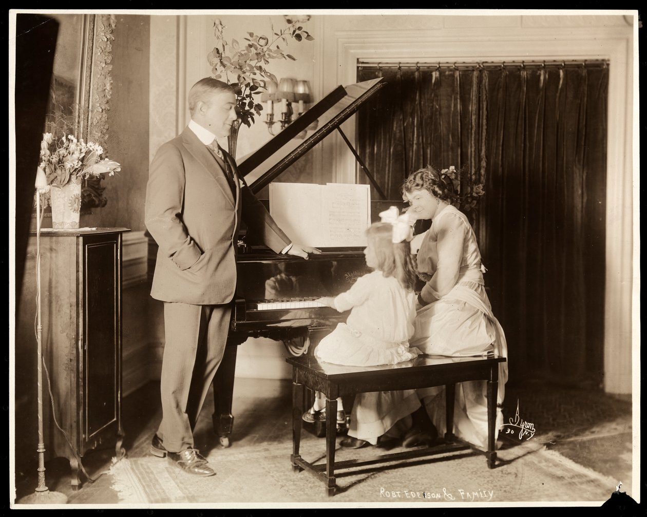 Robert Edeson, sua esposa e filha ao piano, c.1915 (impressão de gelatina de prata) de Byron Company