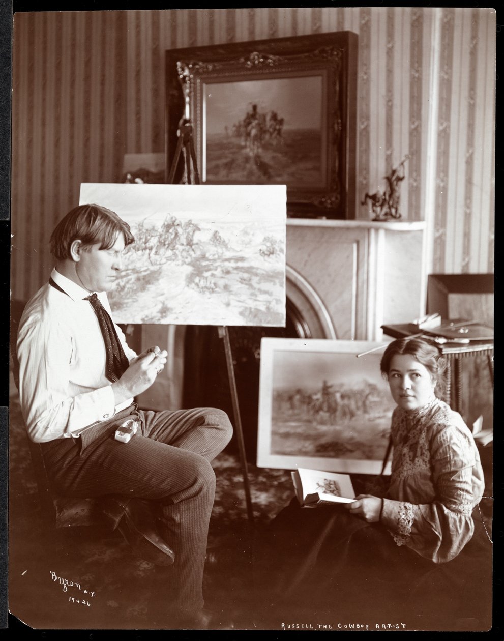 Russell the Cowboy Artist, 1905 (impressão em gelatina prateada) de Byron Company