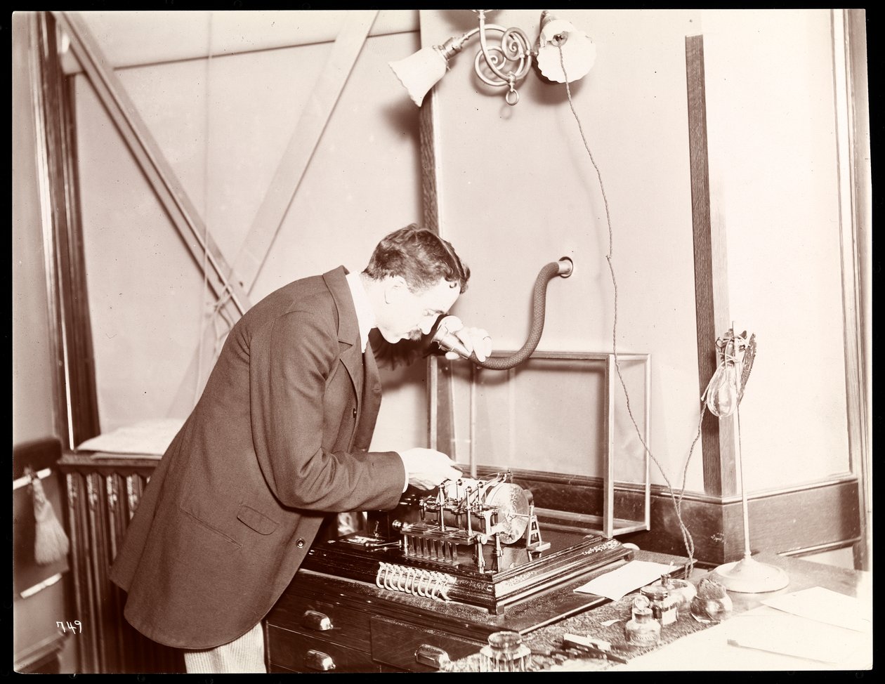 Sargento Dunn na estação meteorológica, Nova York, 1895 (impressão de gelatina de prata) de Byron Company
