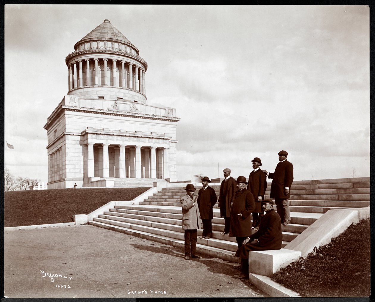 Sete homens afro-americanos saindo do túmulo de Grant em Riverside Drive, Nova York, 1903 (impressão em gelatina de prata) de Byron Company