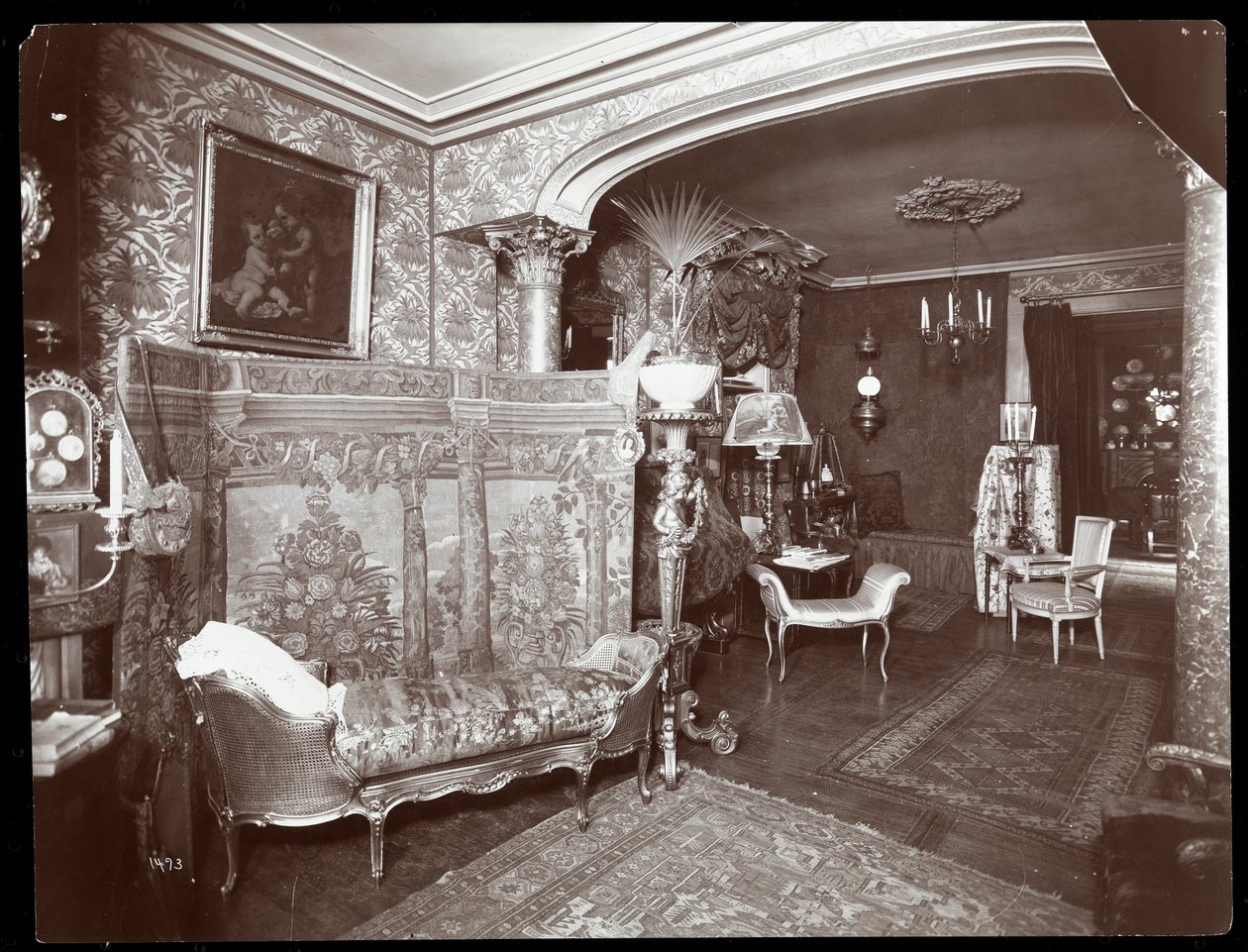 Sala de estar na residência de Elsie de Wolfe em 122 East 17th Street, Nova York, 1895 ou 1896 (impressão de gelatina de prata) de Byron Company