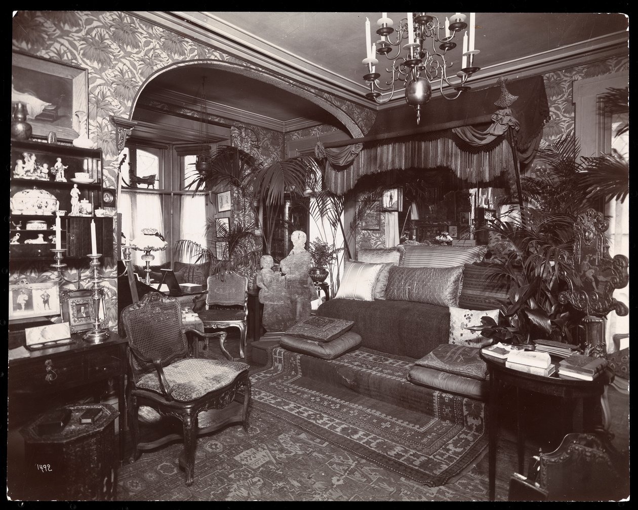 Sala de estar na residência de Elsie de Wolfe em 122 East 17th Street, Nova York, 1895 ou 1896 (impressão de gelatina de prata) de Byron Company