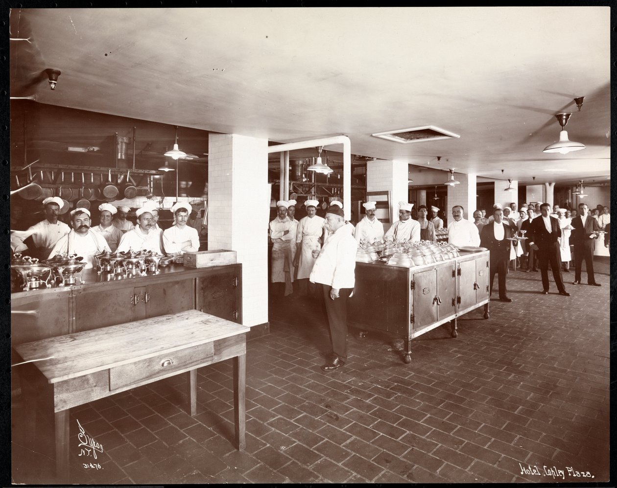 Pessoal na cozinha do hotel Copley Plaza, Boston, 1912 ou 1913 (impressão em gelatina de prata) de Byron Company