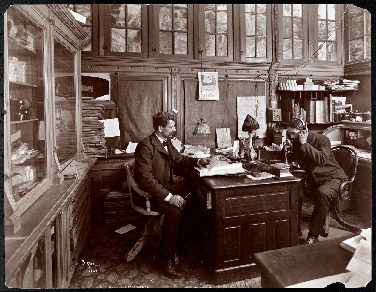 Steward e assistente no restaurante do Sherry, Nova York, 1902 (impressão de gelatina de prata) de Byron Company