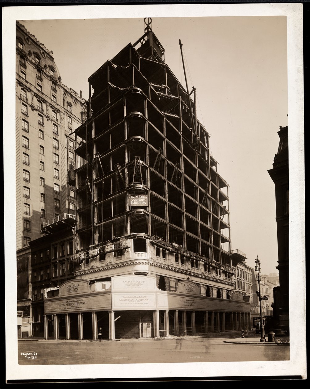 O edifício da Companhia Eólia em construção na 5th Avenue e na 54th Street, Nova York, 1926 (impressão em gelatina de prata) de Byron Company