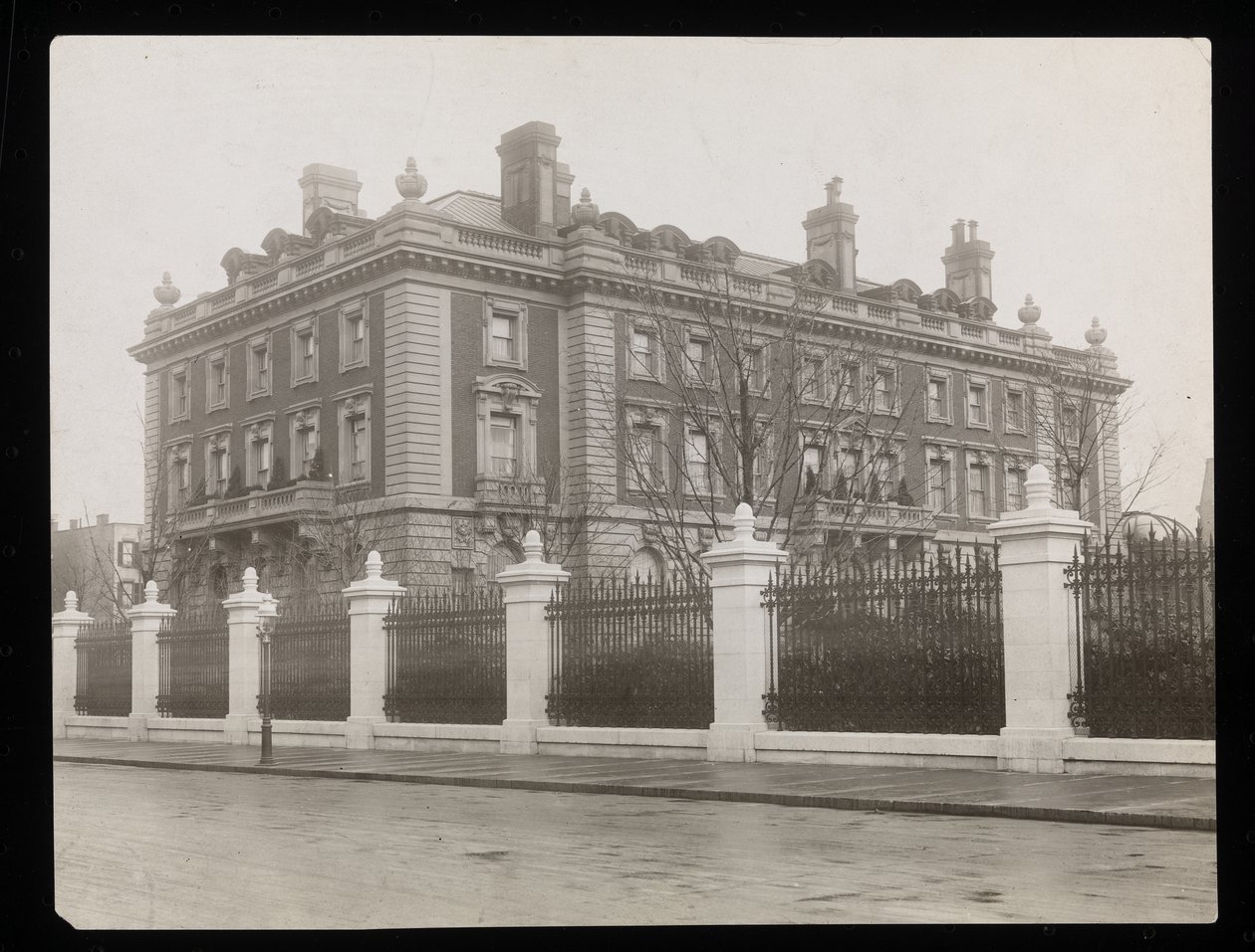 A mansão Andrew Carnegie da 5ª Avenida na 91st Street, Nova York, c.1906 (impressão em gelatina de prata) de Byron Company