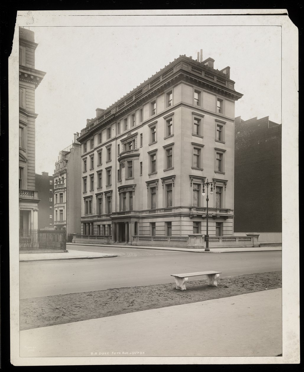 A residência de BN Duke na 5th Avenue und East 89th Street, Nova York, 1921 (impressão em gelatina de prata) de Byron Company