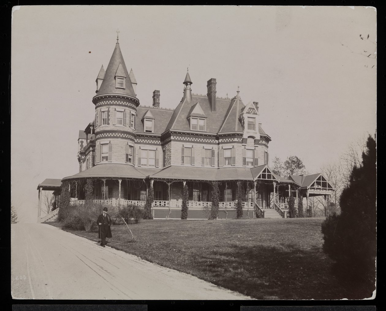 A residência de Edwin Gould em Rhinecliffe ou Rhinebeck, Nova York, 1893-94 (impressão em gelatina de prata) de Byron Company