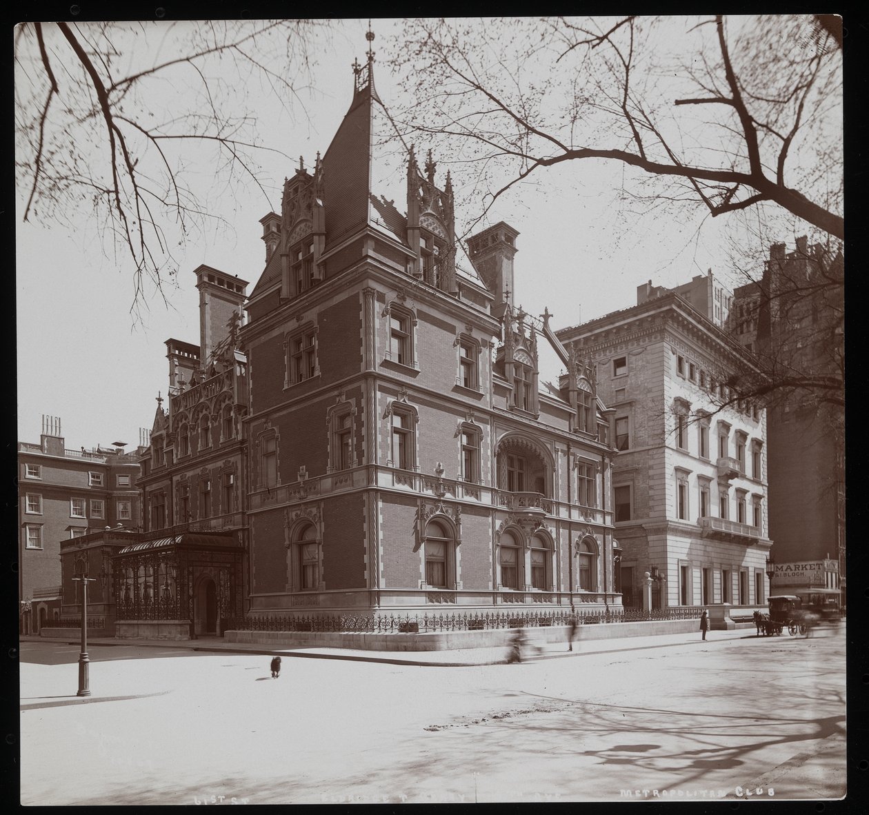 A residência Elbridge Thomas Gerry na 61st Street e o Metropolitan Club ao lado, em Nova York, 1900-01 (impressão em gelatina de prata) de Byron Company