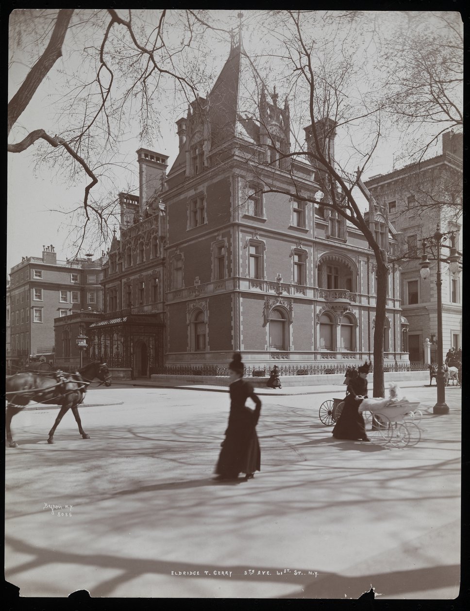 A residência de Elbridge Thomas Gerry na 61st Street, em frente à 5th Avenue, Nova York, 1899 ou 1900 (impressão em gelatina de prata) de Byron Company