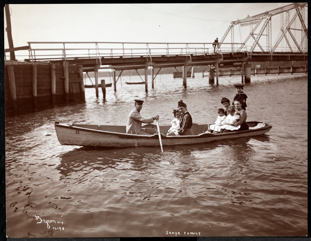 A família Janer, 1903 (impressão em gelatina de prata) de Byron Company