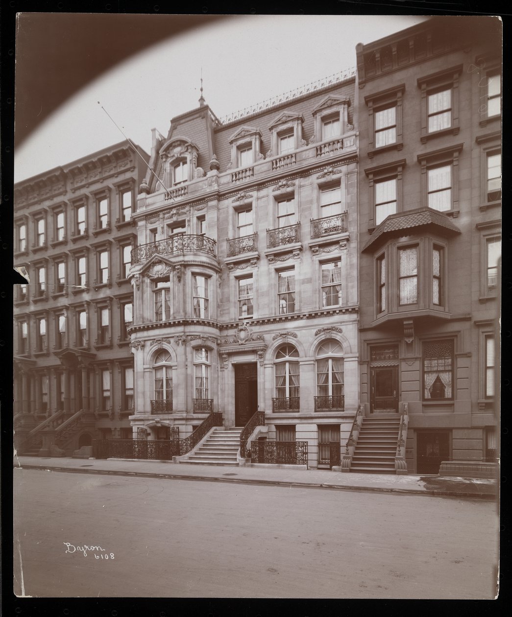 A residência de John D. Crimmins em 40 East 68th Street, Nova York, 1898 (impressão em gelatina de prata) de Byron Company