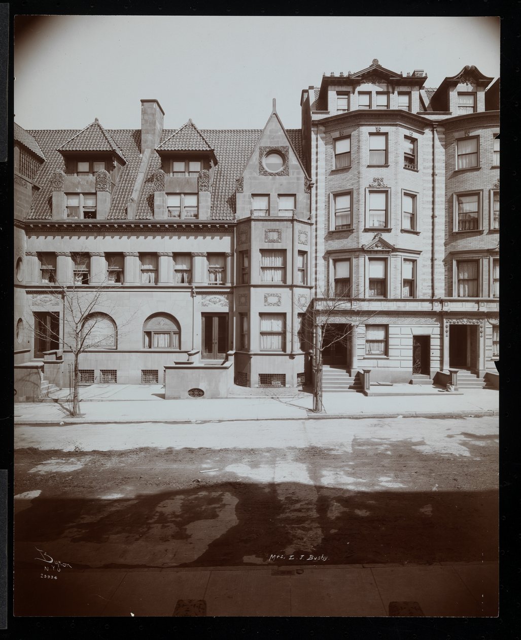 A residência de Mrs. Leonard J. Busby em 25 Montgomery Place, Brooklyn, Nova York, 1907 (impressão em gelatina de prata) de Byron Company