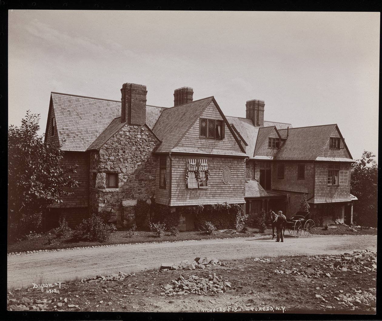 A residência de Nicholas Fish e dirigir em Tuxedo Park, Nova York, 1899 (impressão de gelatina de prata) de Byron Company