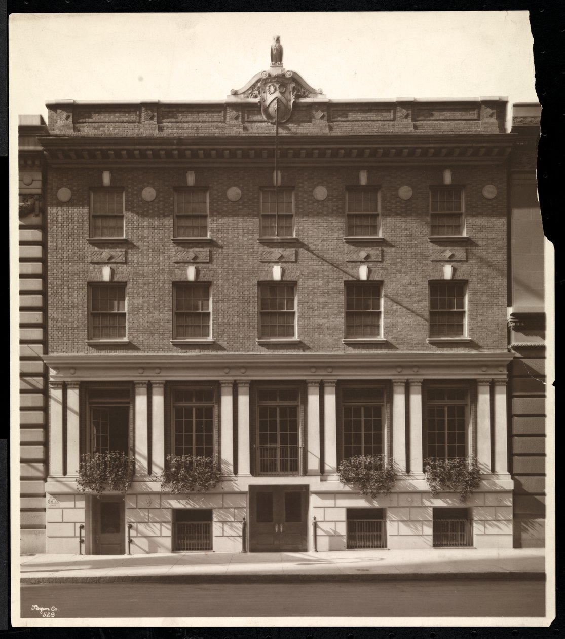 O Phi Gamma Delta Club, 44 West 44th Street, Nova York, 1919 (impressão em gelatina de prata) de Byron Company