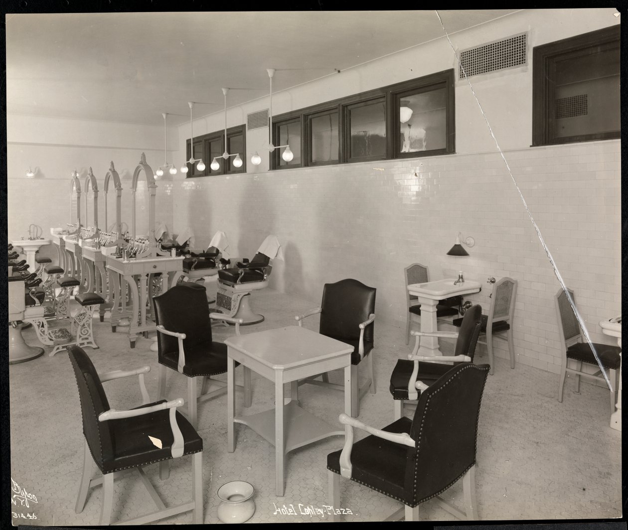 A barbearia no hotel Copley Plaza, Boston, 1912 ou 1913 (impressão em gelatina de prata) de Byron Company