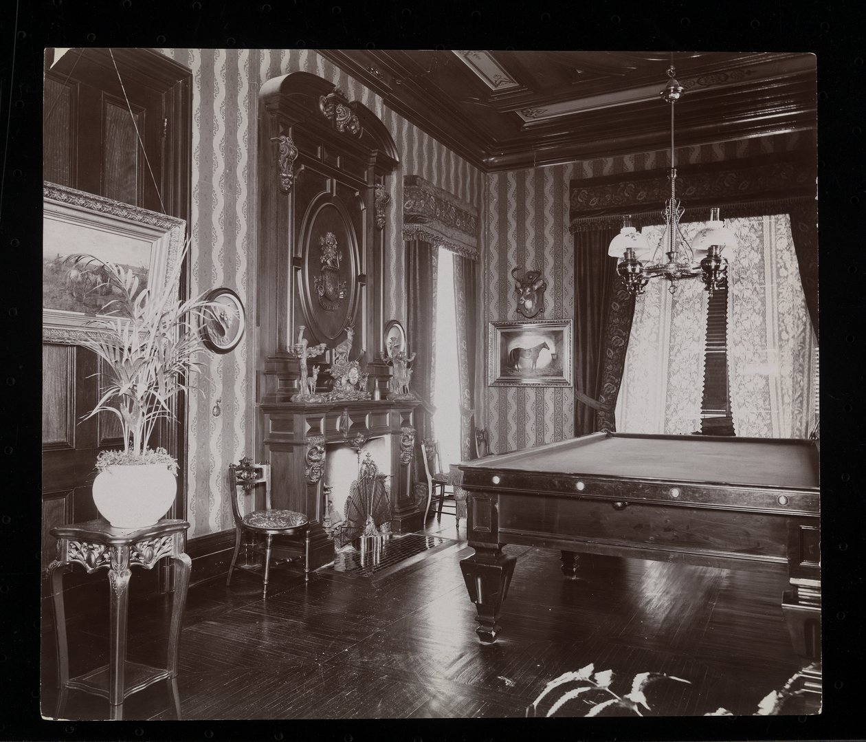 A sala de bilhar na residência de John Jacob Astor em Rhinecliff, NY, 1893-94 (impressão em gelatina de prata) de Byron Company