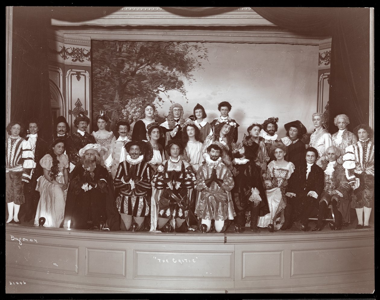 O elenco de uma produção amadora de uma peça intitulada The Critic, apresentada em Barnard College, Nova York (impressão em gelatina de prata) de Byron Company