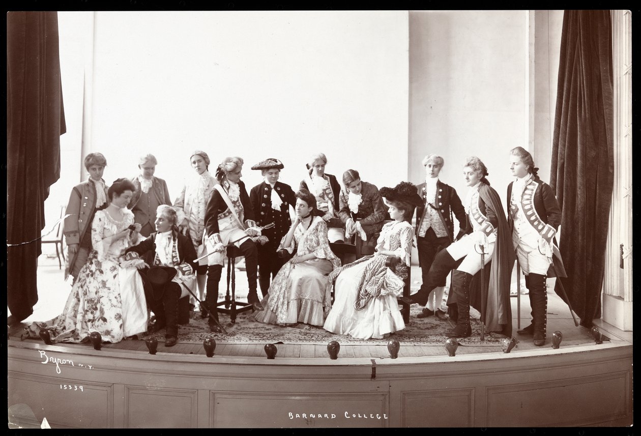O elenco de uma produção amadora de uma peça não identificada apresentada no Barnard College (impressão em gelatina de prata) de Byron Company