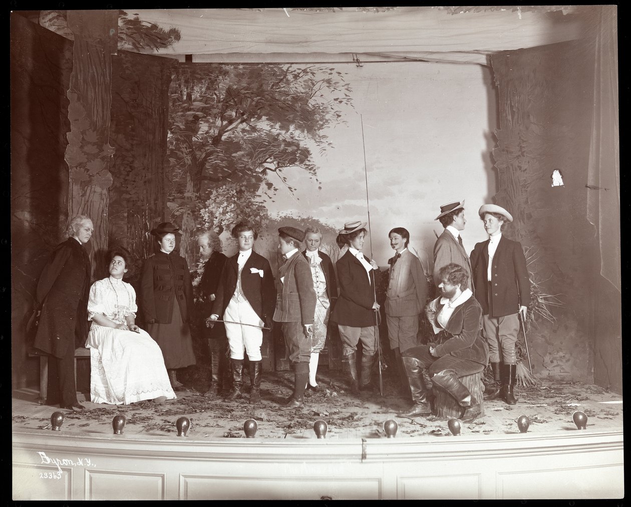 O elenco no palco em traje de uma produção amadora de uma peça intitulada &39;The Amazons&39; apresentada no Barnard College, em Nova York (impressão em gelatina de prata) de Byron Company