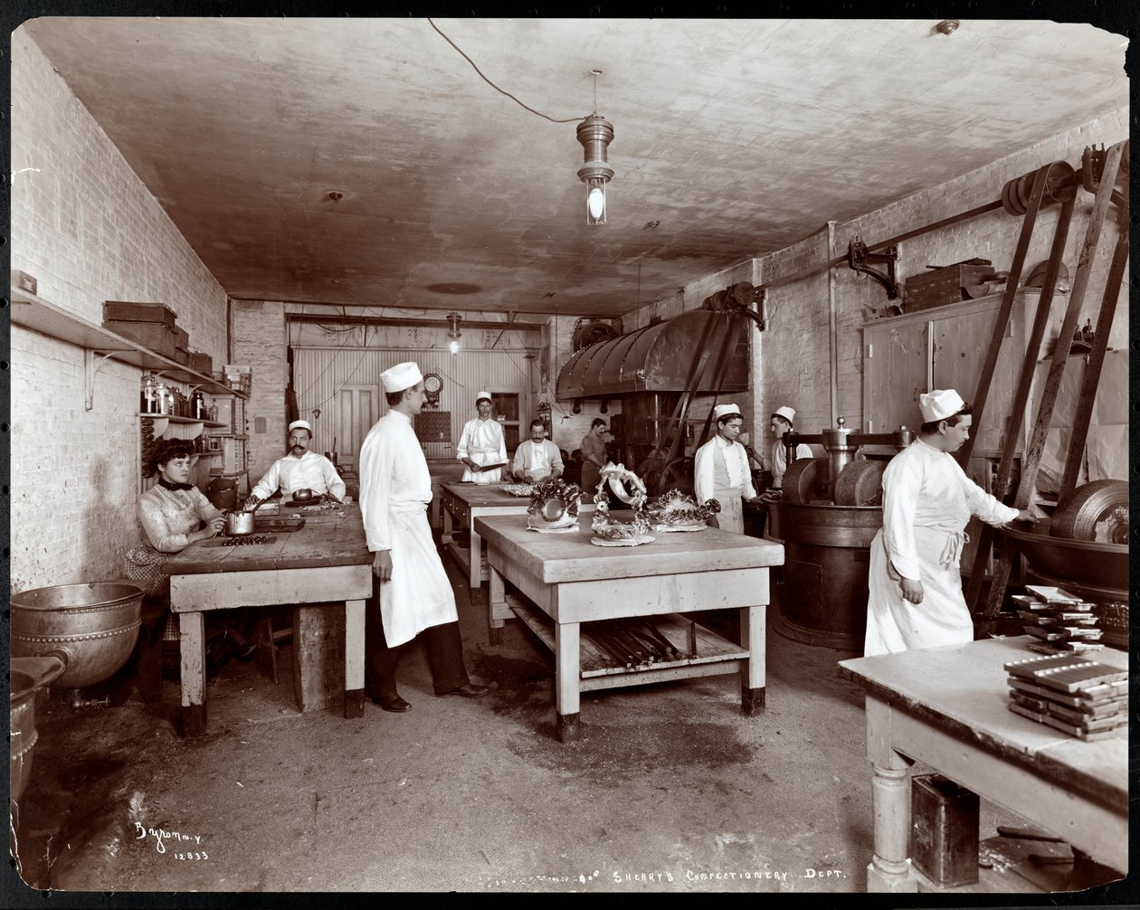 O departamento de confeitaria no restaurante Sherry&39;s, Nova York, 1902 (impressão em gelatina de prata) de Byron Company