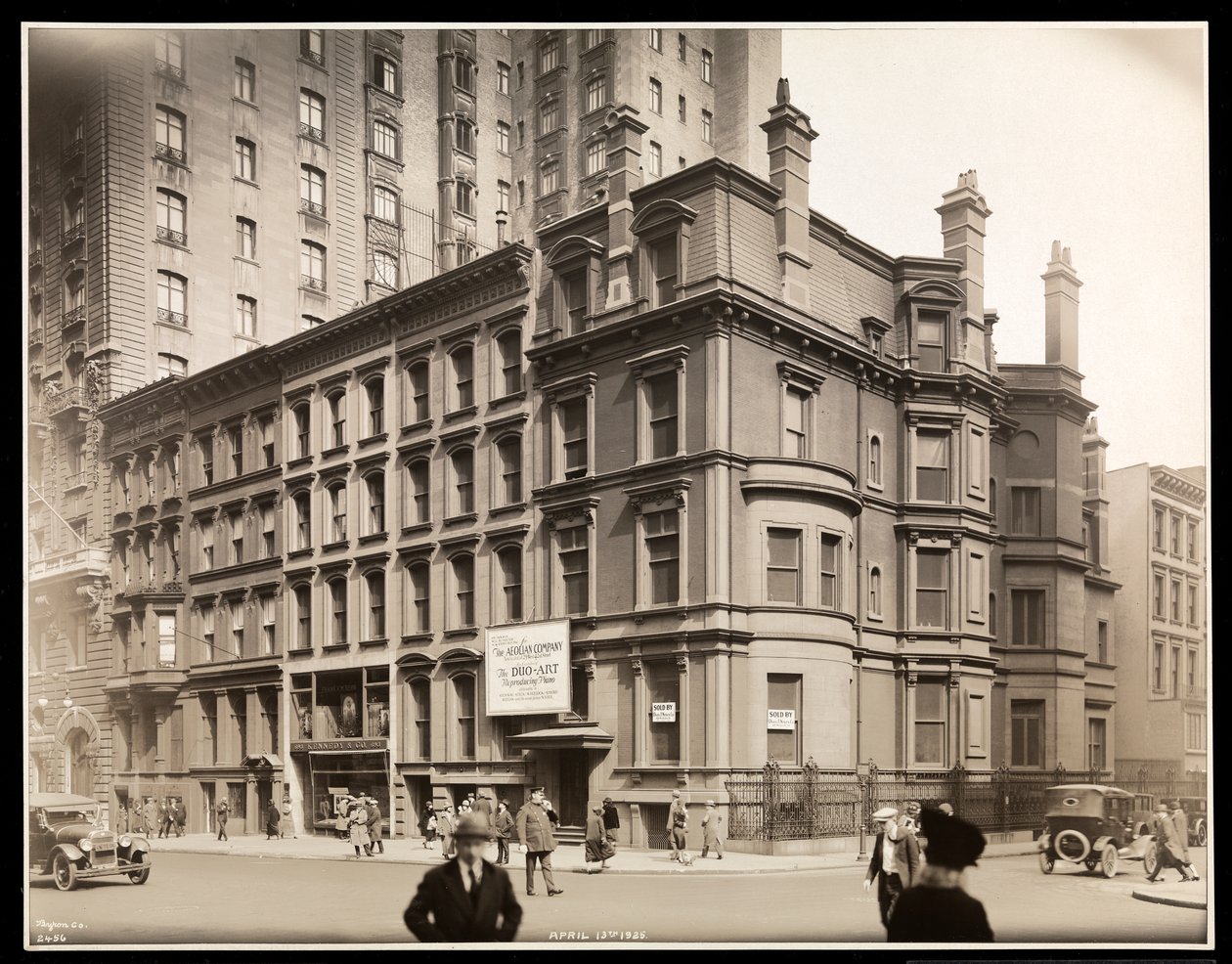 O exterior do edifício da Companhia Eólia, canto nordeste da 54th Street e Fifth Avenue, Nova Iorque, 1925 (impressão em gelatina prateada) de Byron Company