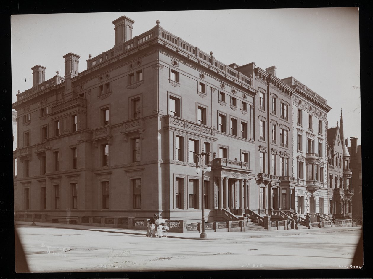 As casas entre 67th e 68th Streets, incluindo a residência de George Gould, Nova York, 1900-01 (impressão de gelatina de prata) de Byron Company