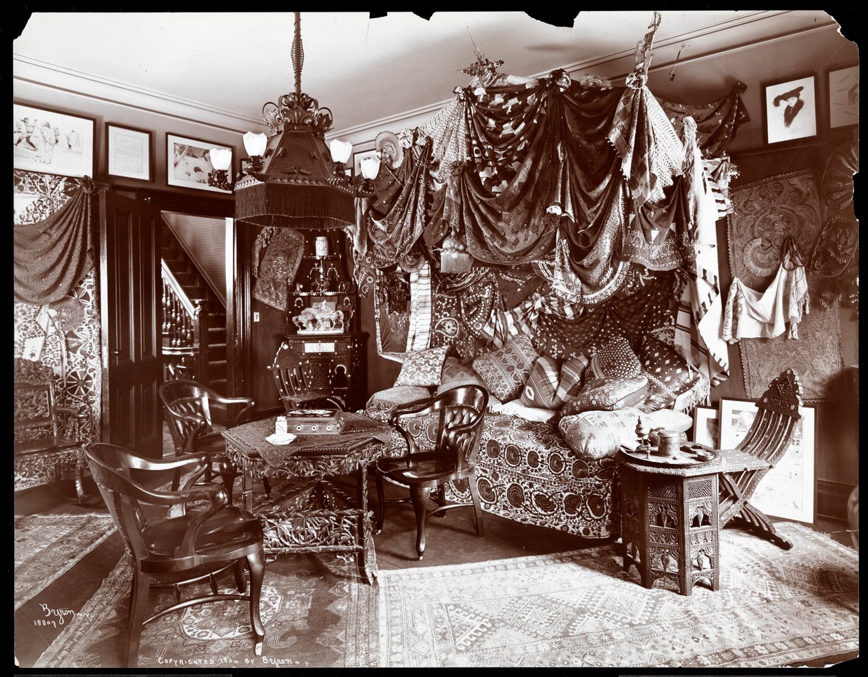 O interior da residência de Lillian Russell, Nova York, 1904 (impressão de gelatina de prata) de Byron Company
