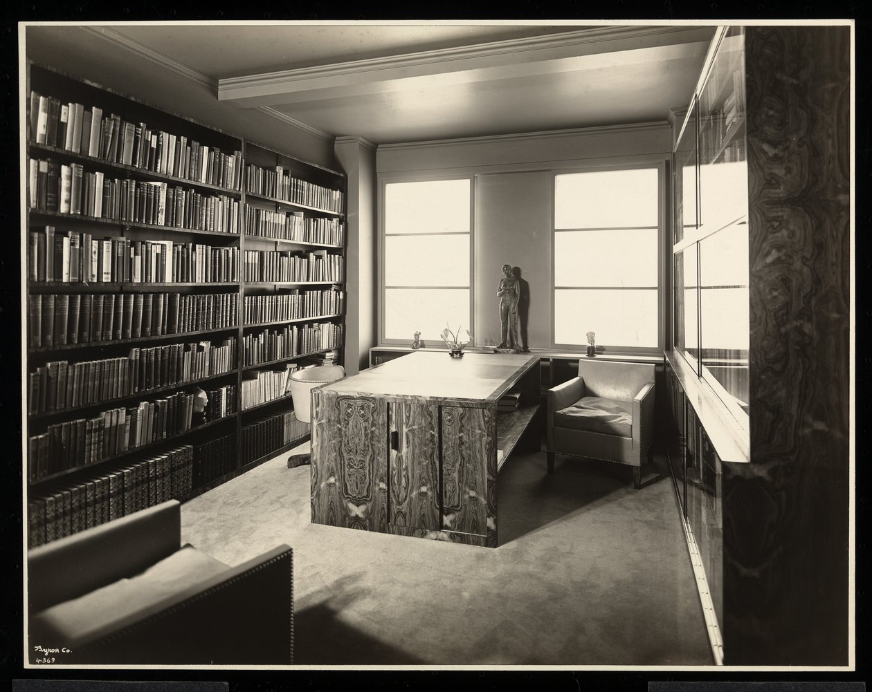 A biblioteca na casa do Sr. John A. Dunbar, 50 East 77th Street, Nova York, 1931 (impressão em gelatina de prata) de Byron Company