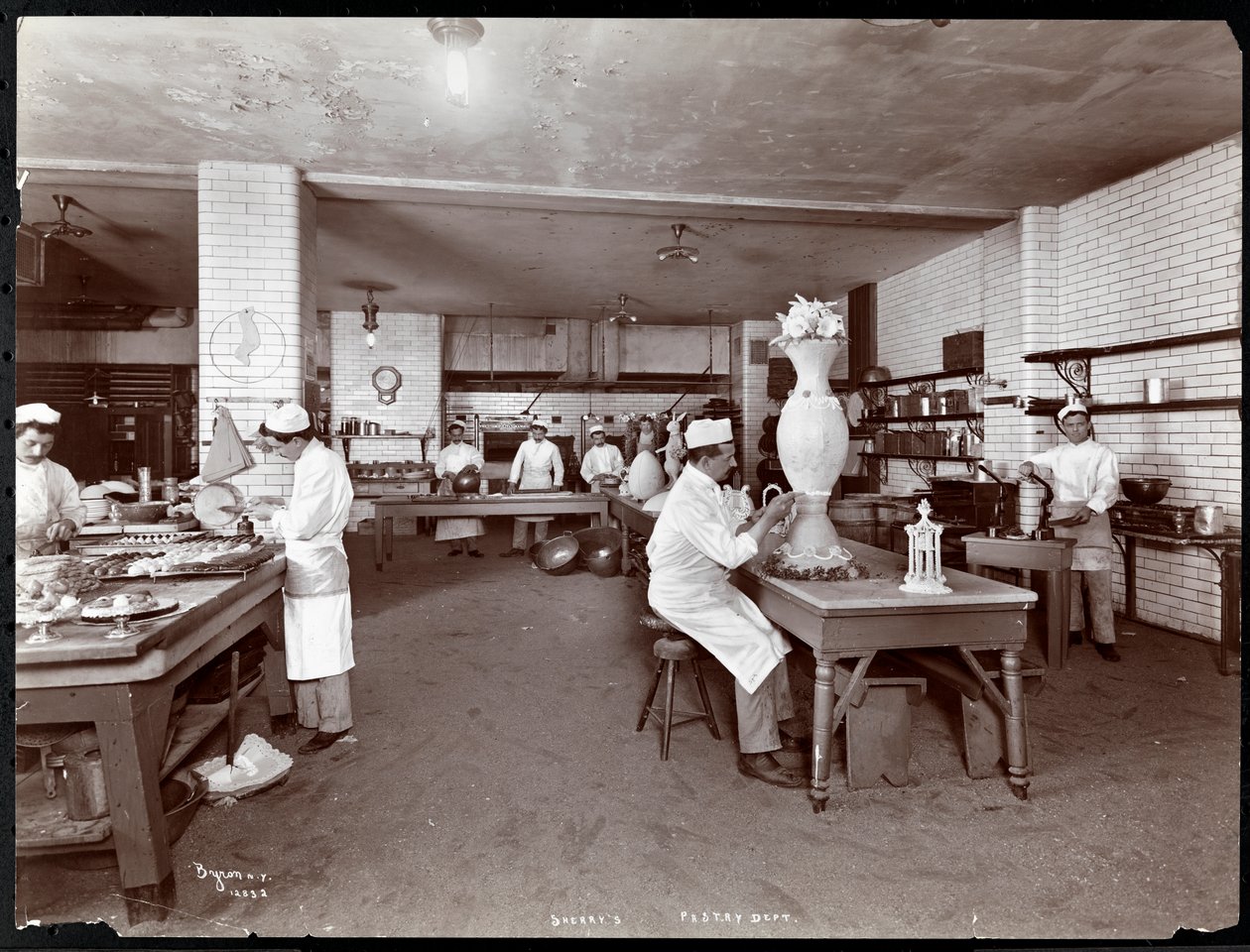 O departamento de pastelaria no restaurante Sherry&39;s, Nova York, 1902 (impressão em gelatina de prata) de Byron Company
