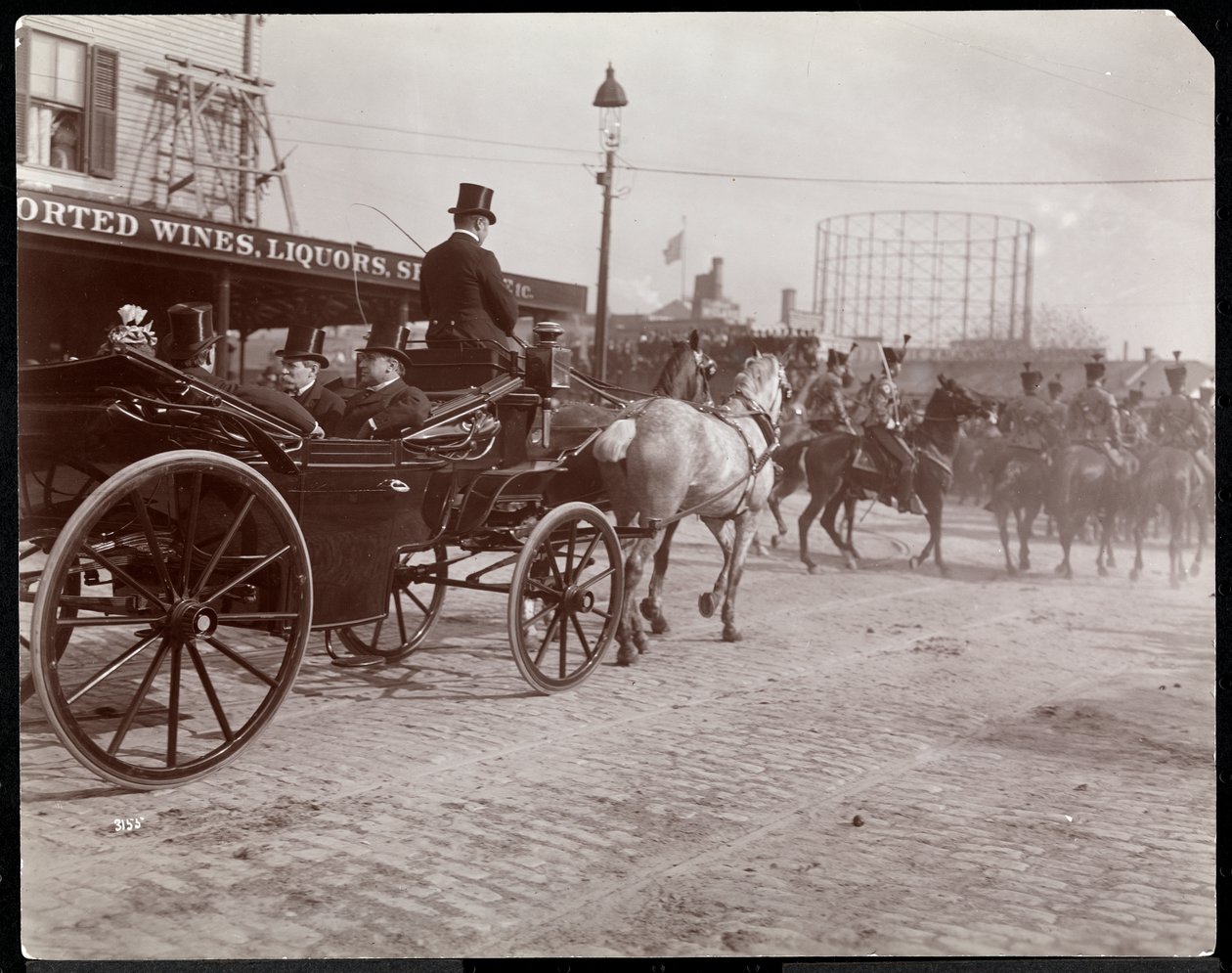 A procissão associada à dedicação do Túmulo de Grant na Riverside Drive, presumivelmente em 27 de abril de 1897, em Nova York (impressão em gelatina de prata) de Byron Company