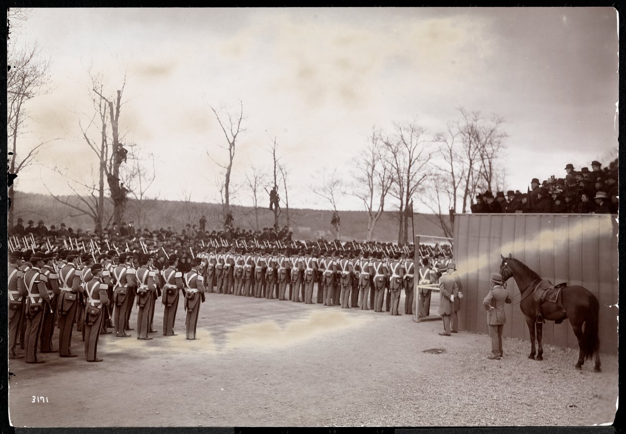 A procissão associada à dedicação do Túmulo de Grant na Riverside Drive, presumivelmente em 27 de abril de 1897, em Nova York (impressão em gelatina de prata) de Byron Company