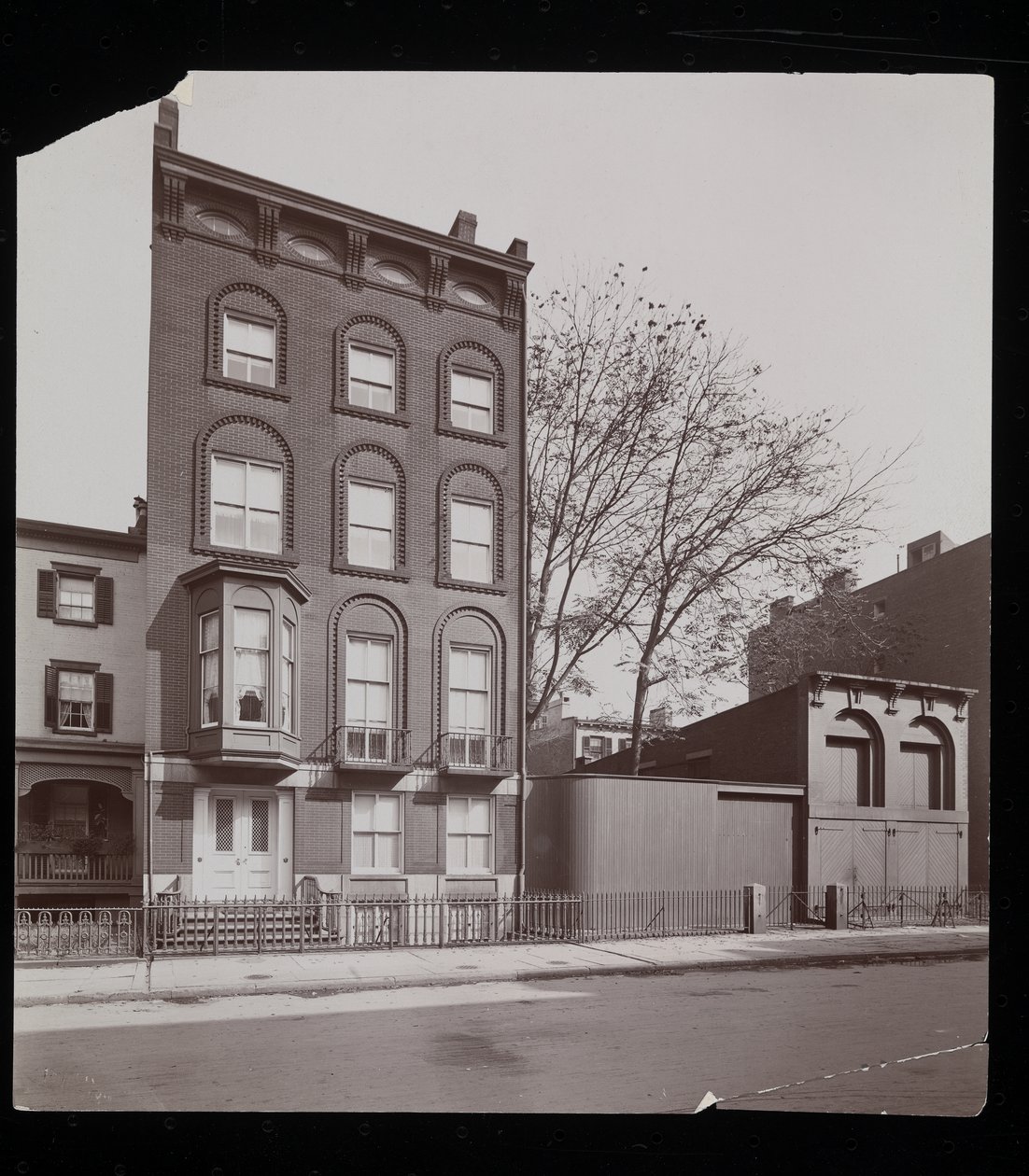 A residência de Miss Dodd, Nova York, 1898 (impressão de gelatina de prata) de Byron Company