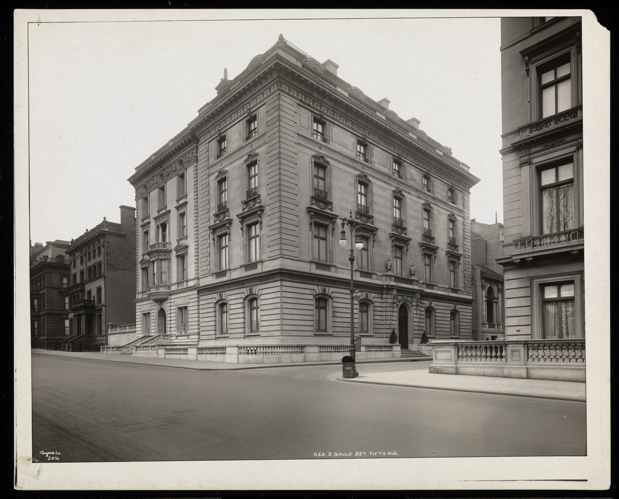 A segunda residência de George J. Gould neste local na 67th Street, Nova York, 1921 (impressão em gelatina de prata) de Byron Company