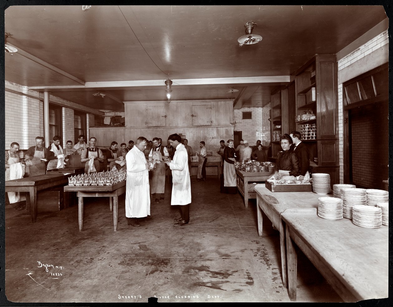 O departamento de polimento de prata no restaurante de Sherry, Nova York, 1902 (impressão de gelatina de prata) de Byron Company