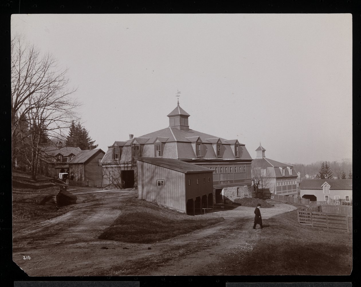 Os estábulos da propriedade Edwin Gould em Rhinecliffe ou Rhinebeck, 1893-94 (impressão em gelatina de prata) de Byron Company