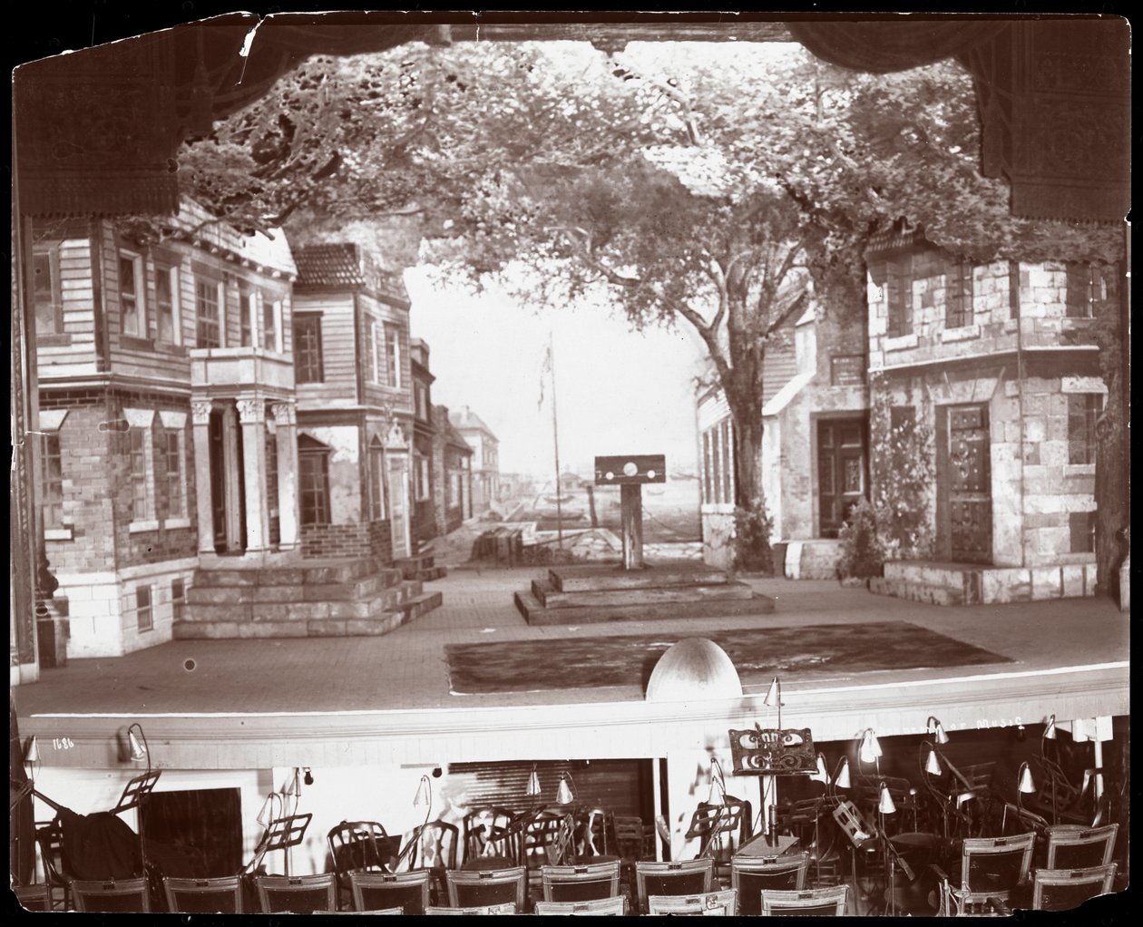 O palco da Academia de Música mostrando o cenário para a produção da &39;The Scarlet Letter&39; da Opera Co. em Nova York, 1895-6 (impressão em gelatina de prata) de Byron Company