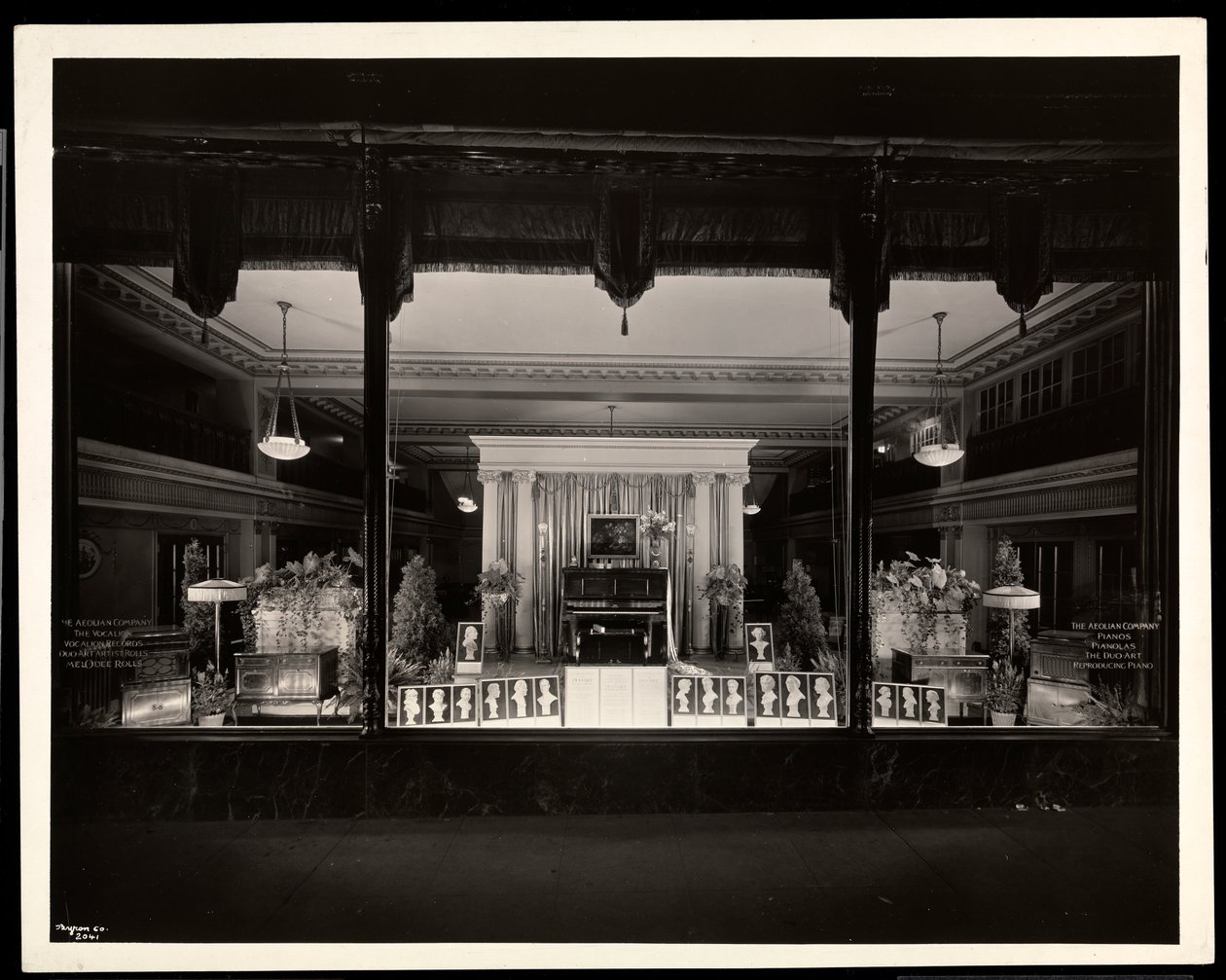 A loja da Companhia Eólia em 29 West 42nd Street ou 689 Fifth Avenue, Nova York, 1923 (impressão em gelatina de prata) de Byron Company