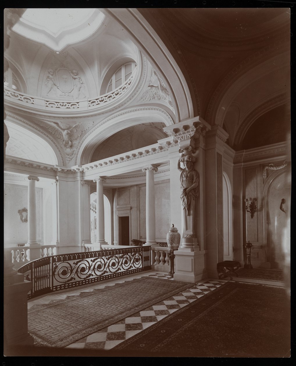 A escadaria superior na residência da Condessa De Ganay, Paris, c.1900 (impressão em gelatina de prata) de Byron Company