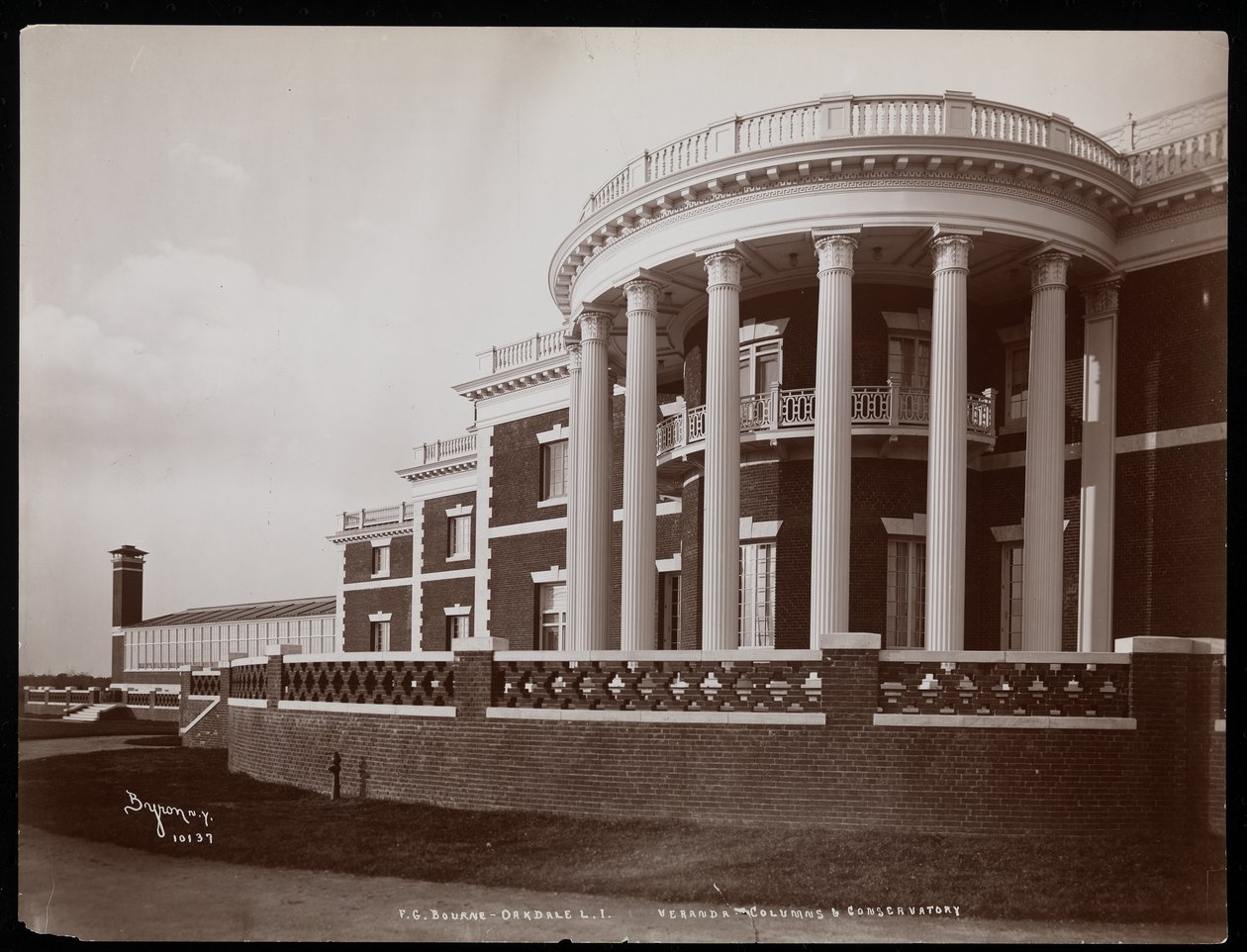 A varanda e o conservatório da casa principal na propriedade de FG Bourne em Oakdale, Long Island, Nova York, 1900 (impressão em gelatina de prata) de Byron Company