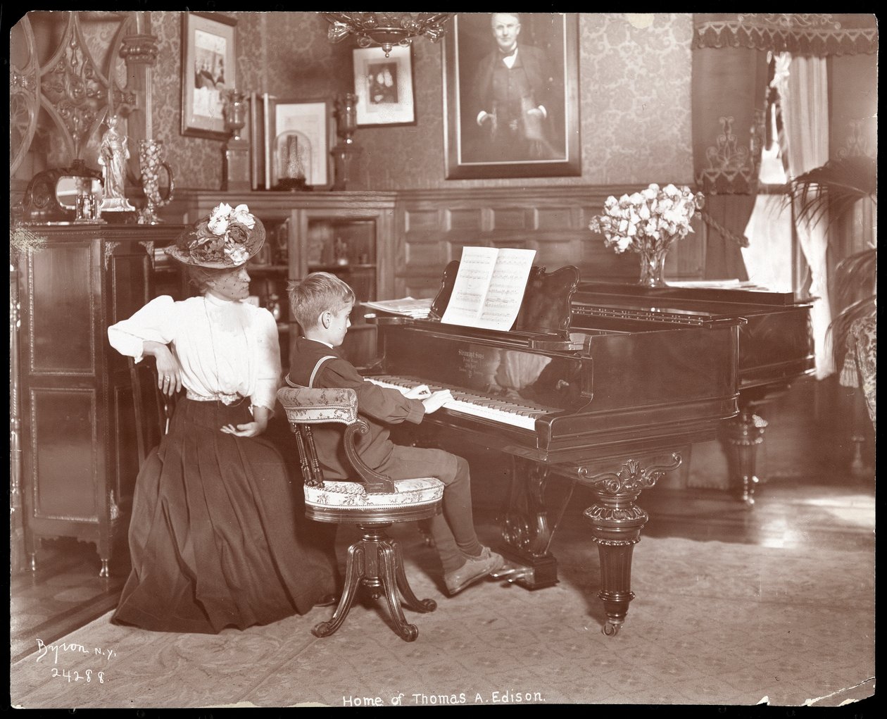 Theodore Edison e seu professor de música ao piano, 1907 (impressão em gelatina de prata) de Byron Company