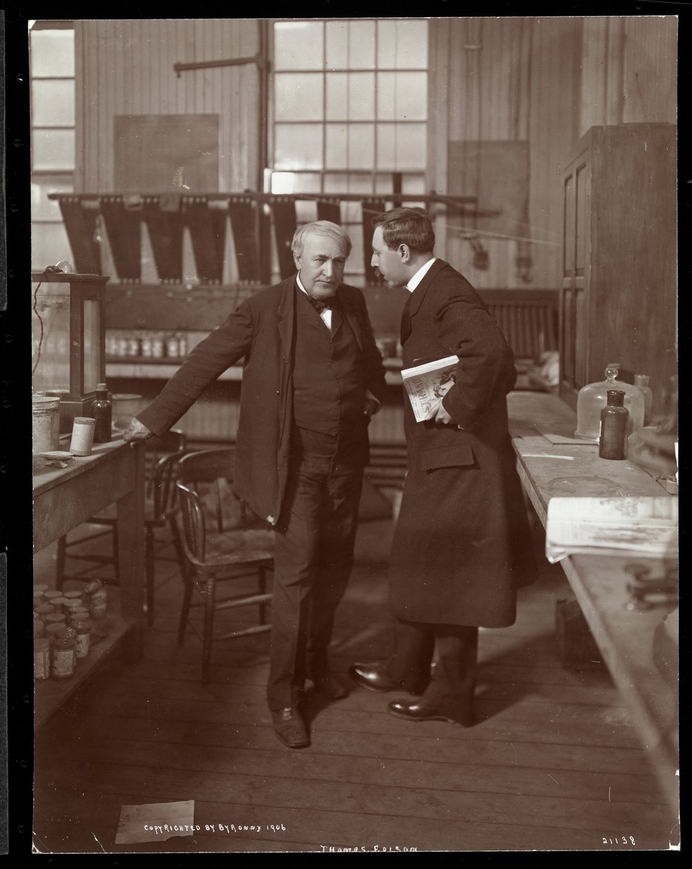 Thomas Edison e um entrevistador em seu laboratório, 1906 (impressão de gelatina de prata) de Byron Company