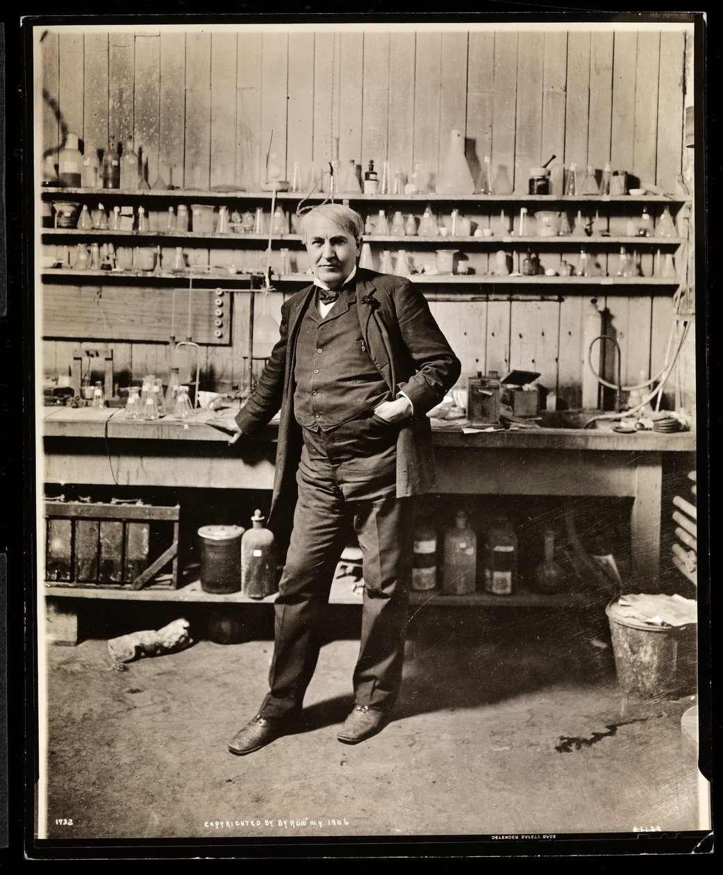 Thomas Edison em seu laboratório, 1906 (impressão de gelatina de prata) de Byron Company