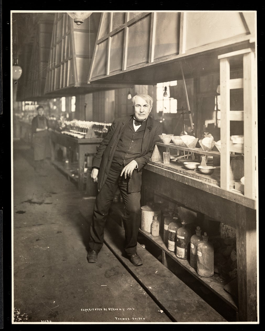 Thomas Edison em seu laboratório, 1906 (impressão de gelatina de prata) de Byron Company