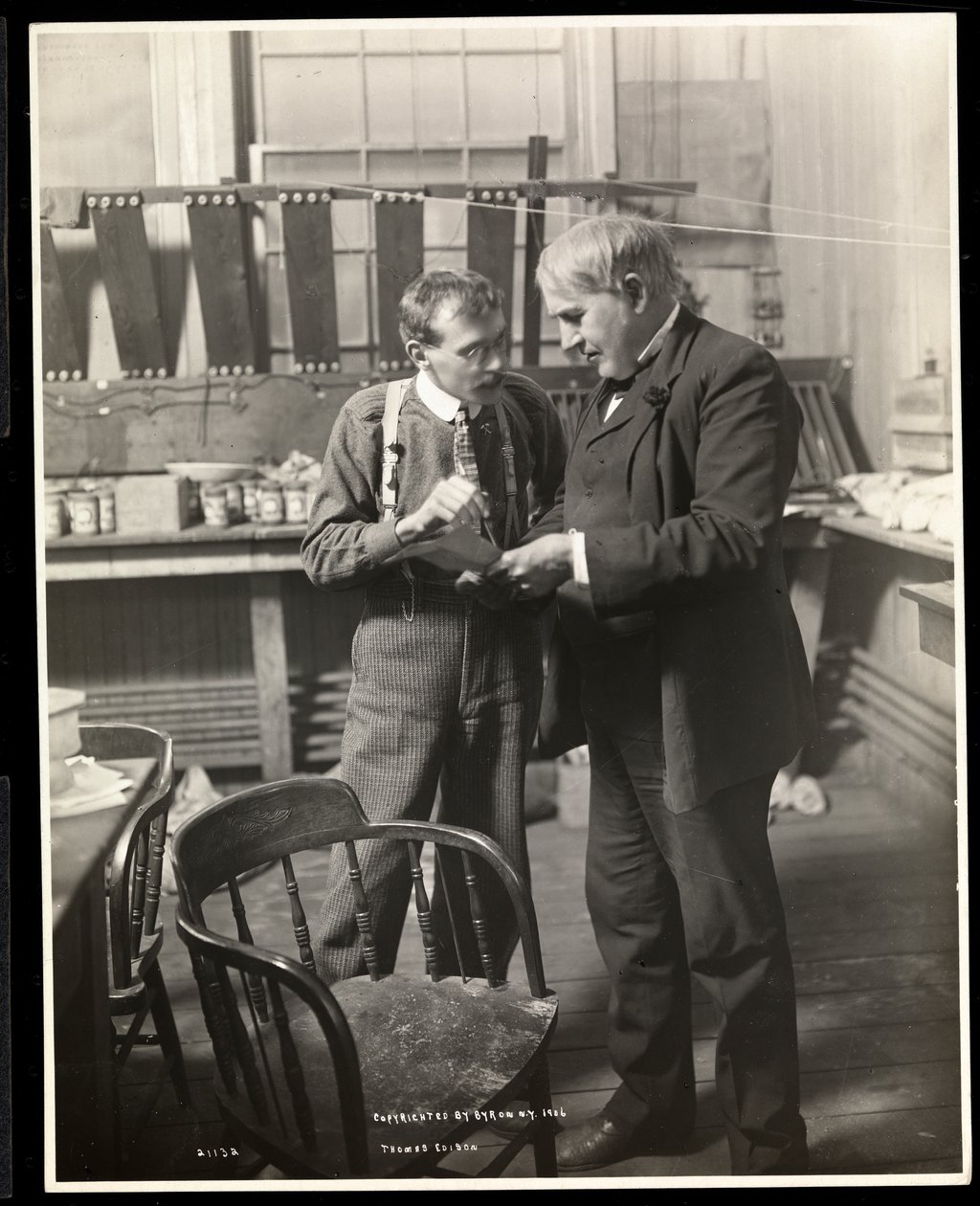 Thomas Edison em seu laboratório, 1906 (impressão de gelatina de prata) de Byron Company