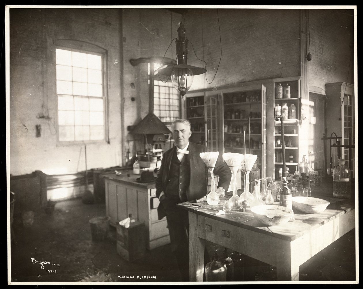 Thomas Edison em seu laboratório, 1920 (impressão de gelatina de prata) de Byron Company