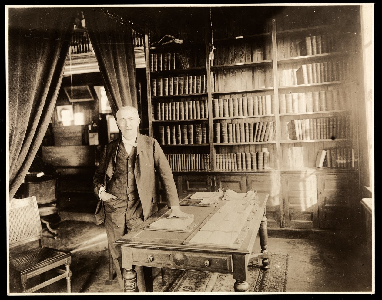 Thomas Edison em sua biblioteca, 1904 (impressão de gelatina de prata) de Byron Company