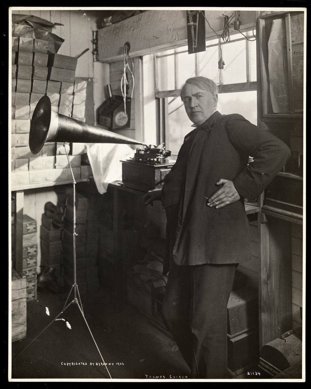 Thomas Edison ao lado de um fonógrafo em seu laboratório, 1920 (impressão de gelatina de prata) de Byron Company