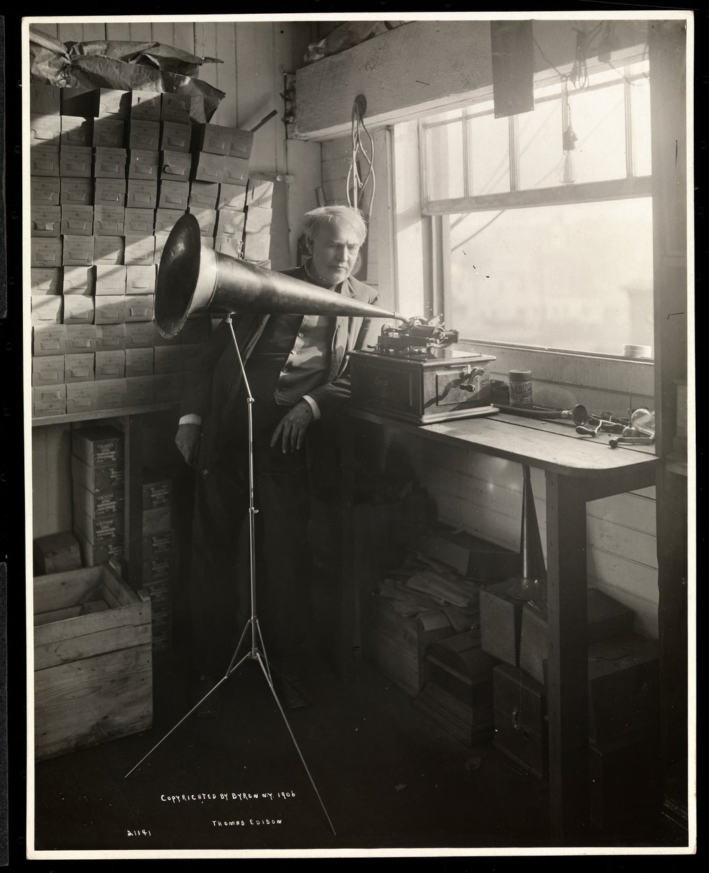 Thomas Edison ao lado de um fonógrafo em seu laboratório, 1920 (impressão de gelatina de prata) de Byron Company